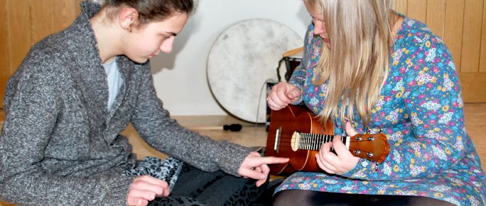 Music-therapist-child-education-aspergers-syndrome-autism-therapy-guitar