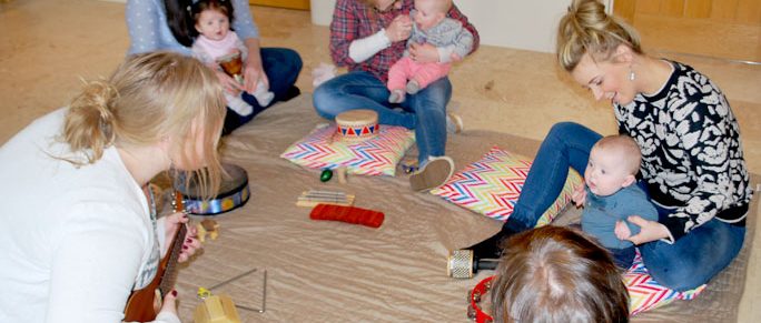 Music-therapist-group-session-baby-parents-instruments